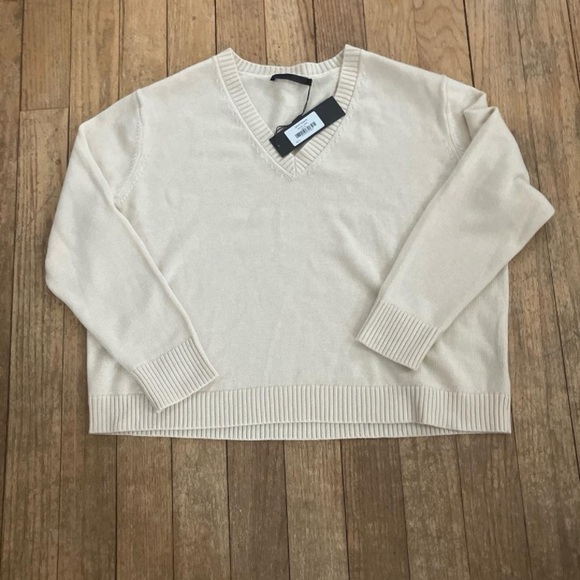 Simone V Neck - Picture 2 of 4